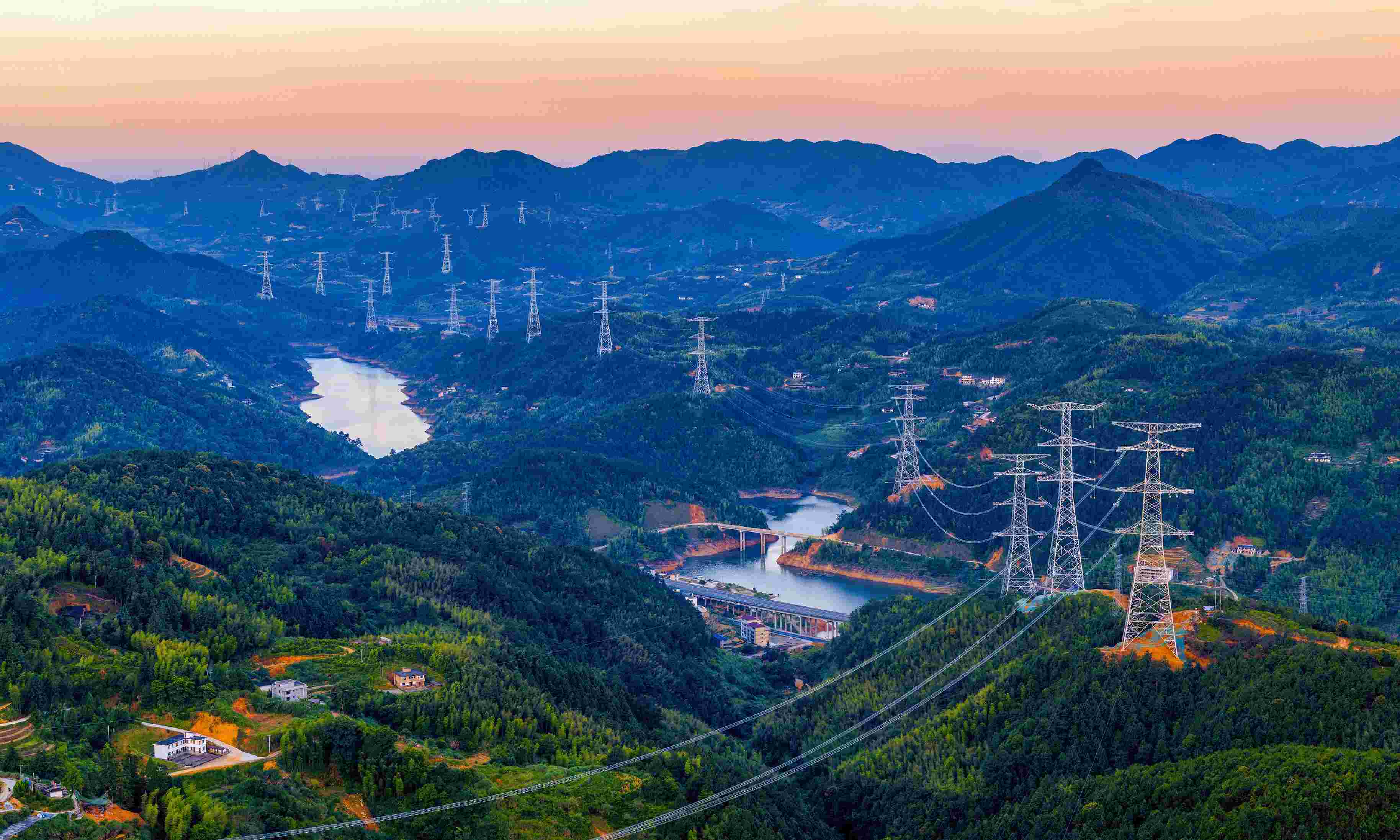 8月19日：福建北電南送特高壓交流輸電線(xiàn)路工程全線(xiàn)貫通